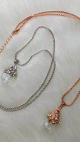 Lot de deux chaines argentee et doree (2 colliers) avec bijoux pendentifs sous forme de mini-bouteilles de parfums