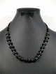 Collier ethnique artisanal 21 pierres noires de 1cm agremente de fines perles argentees