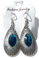 Boucles d'oreilles pendantes en metal argente cisele serties de pierres bleu clair