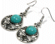 Boucles d'oreilles pendantes en metal argente cisele serties de pierres vert-bleu
