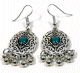 Boucles d'oreilles pendantes en metal argente cisele serties de pierres bleu vert