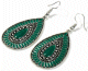 Boucles d'oreilles pendantes en metal argente cisele serties de pierres vert