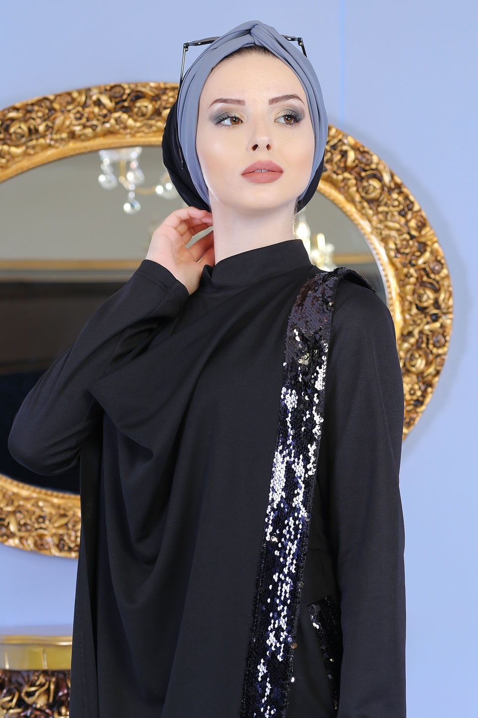Ensemble de soirée avec arabesques dorées pour femme (Tenue hijab