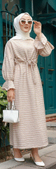 Robe longue a rayures avec ceinture pour femme voilee - Couleur beige