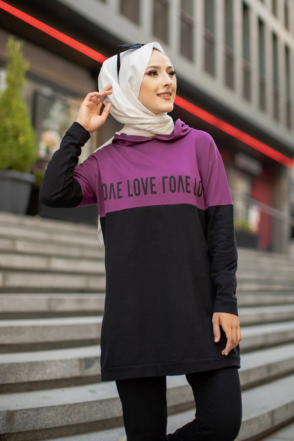 Survêtement femme à capuche de couleur gris clair avec bandes tricolores  (Vêtement de Sport pour musulmane avec hijab)