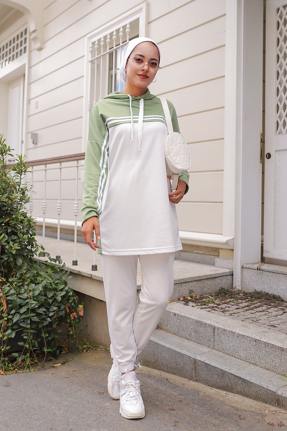 Survêtement femme (Ensemble deux pièces sweet à capuche et pantalon) -  Couleur Blanc et Vert amande - Prêt à porter et accessoires sur