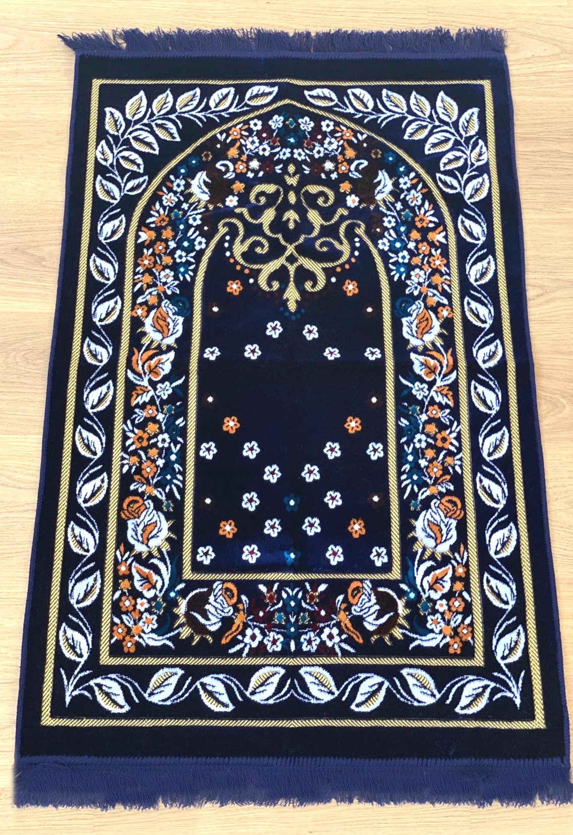 Tapis de prière (sajjadah salat) de qualité en velours avec motif fleuri  fabriqué en Turquie - Objet de décoration ou oeuvre artisanale sur Musulmane .fr