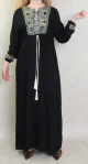 Robe femme moderne brodee avec un lien a la taille - Noir