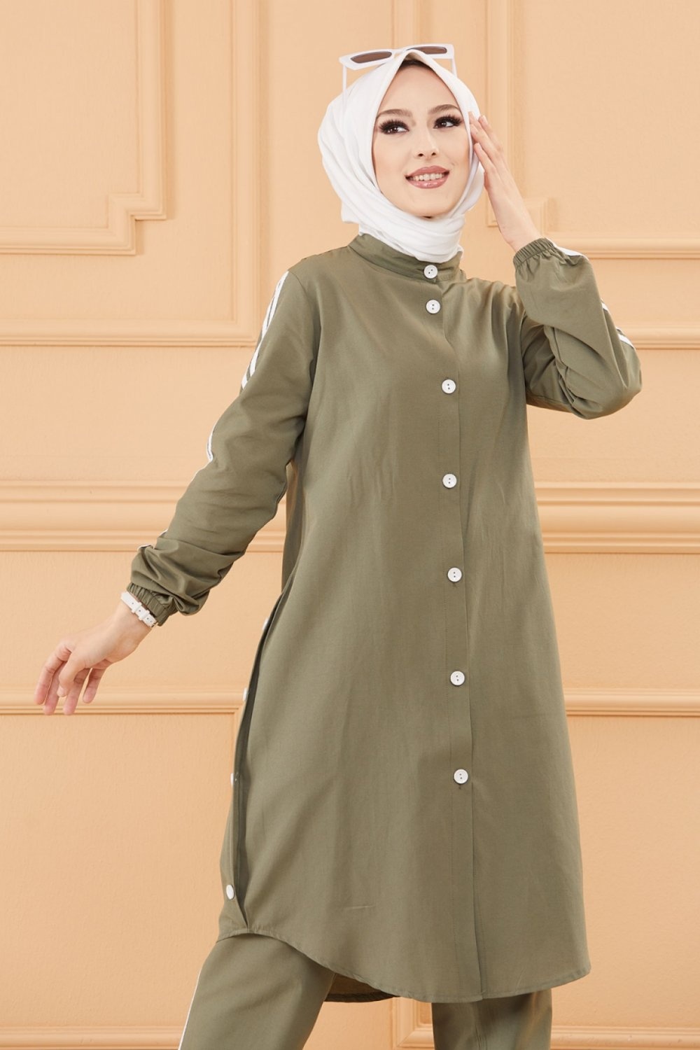 Ensemble casual : Tunique boutonnée -chemise longue- et son pantalon  (Vêtement Hijab moderne pour femme voilée) - Couleur kaki