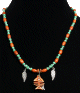 Collier ethnique artisanal imitation perles multicolores agrementees de deux plumes argentees et d'un pendentif en bois