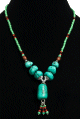 Collier ethnique artisanal imitation six pierres turquoises difformes agrementees de perles multicolores et d'une grosse pierre en guise de pendentif
