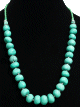 Collier ethnique artisanal imitation pierres rondes turquoises agencees de perles vertes et argentees